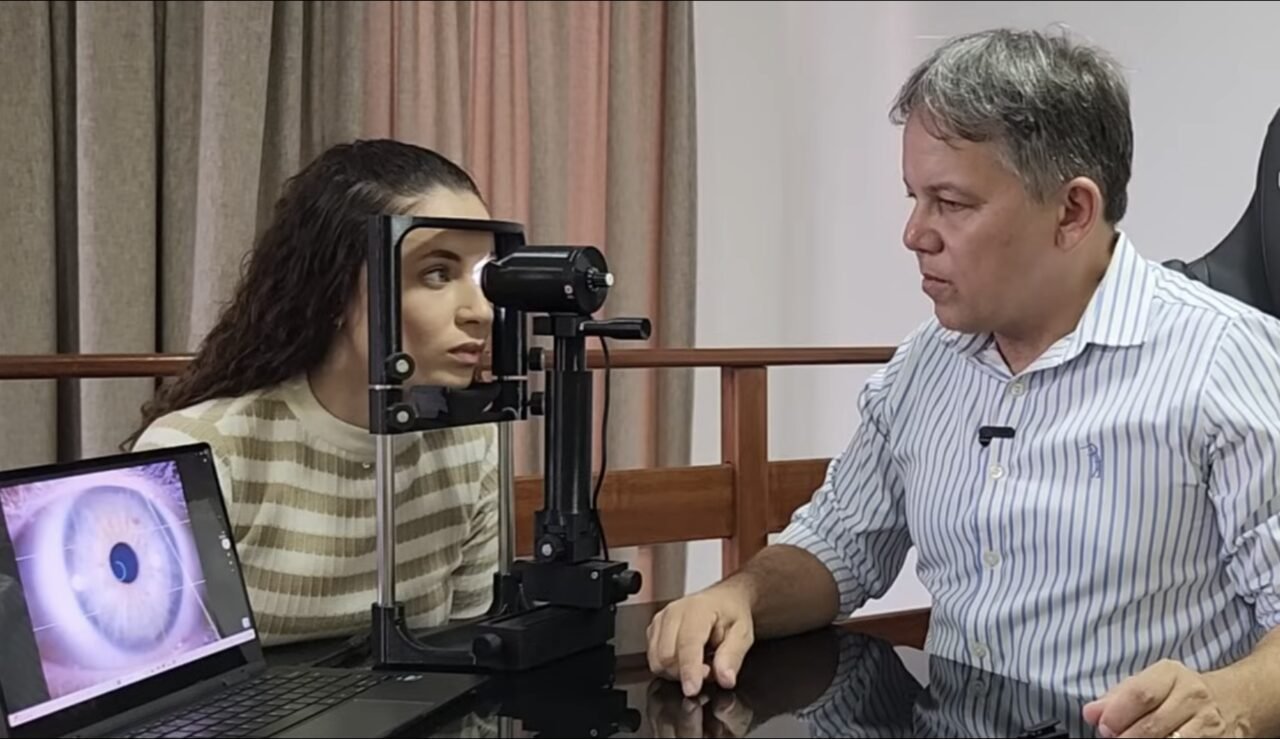 Iridoscópio IRISMACRO 4K em consultório profissional